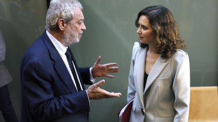 Miguel Ángel Rodríguez, jefe de gabinete de Isabel Díaz Ayuso, conversa con la presidenta de Madrid