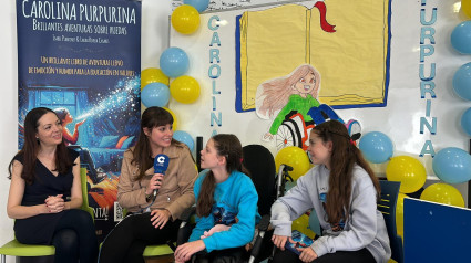 'Carolina Purpurina', la historia de una niña con leucodistrofia, contada por su hermana Isabel, en busca de fondos para un ensayo clínico: “Hasta entonces que en el día a día sea lo más feliz posible"