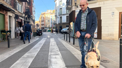 Paco y Zarza paseando por la calle