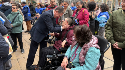 Alfredo Canteli, alcalde de Oviedo, saluda a los participantes de la marcha solidaria