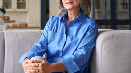 Una mujer de 70 años viste una blusa de color azul