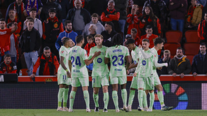 PALMA DE MALLORCA, 03/12/2024.- Los jugadores del Barcelona celebran el quinto gol ante el Mallorca, durante el partido de la jornada 19 de LaLiga EA Sports que RCD Mallorca y FC Barcelona han disputado este martes en el estadio de Son Moix. EFE/Cati Cladera