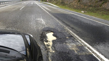 Baches en la A6 a su paso por A Montaña de Lugo