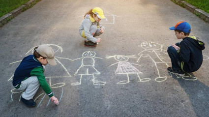 Niños jugando en la calle