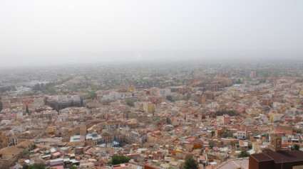 Vista aérea de Lorca durante el episodio de contaminación por polvo en suspensión