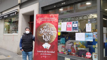 Fernando Toubes frente a su librería