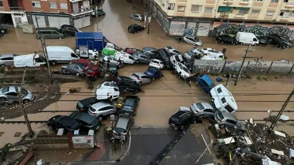 Coches apilados en Alfafar