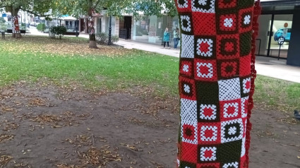 Árbol de la plaza de la Fábrica del Gas, en Gijón, decorado con ganchillo