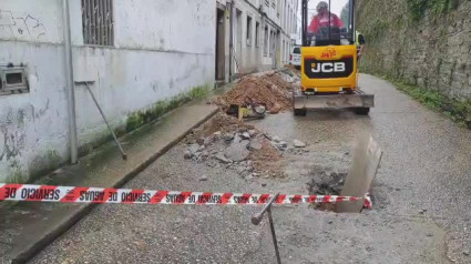 Reparación de la rotura de la tubería que ha dejado sin agua esta mañana a los vecinos de Pexigo