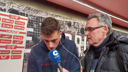 Julen Agirrezabala atiende a Juanma Castaño durante El Partidazo de COPE.