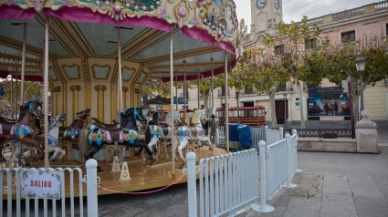 Un tiovivo en la plaza de Cervantes, a 28 de diciembre de 2023, en Alcalá de Henares, Madrid