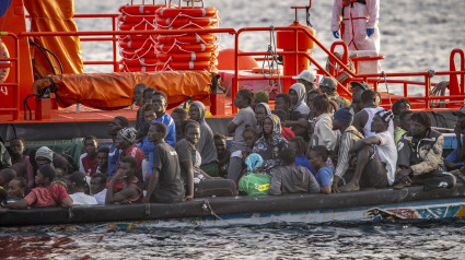 Decenas de migrantes rescatados por Salvamento Marítimo cerca del Puerto de la Restinga el pasado 28 de noviembre