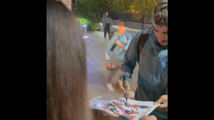 Un aficionado del Cacereño intenta convencer a los jugadores del Atlético de Madrid