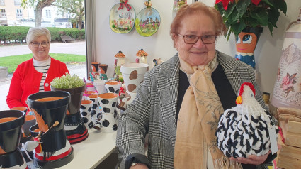 Mari elabora con sus propias manos las gallinas de ganchillo