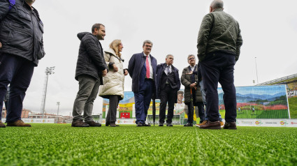 Juan Mari Aburto, alcalde de Bilbao, en el renovado polideportivo de Rekalde