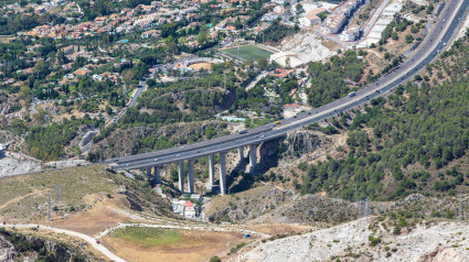 Vista aérea de la autovía A-7, E-15. Costa del Sol, provincia de Málaga, España. El pueblo a la izquierda es Arroyo de la Miel