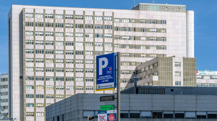 Señal de aparcamiento a la entrada del aparcamiento del Hospital La Paz en Madrid, España