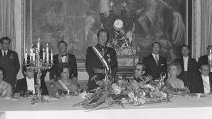 Juan Carlos I, en una cena junto a los representantes de las Cortes Generales