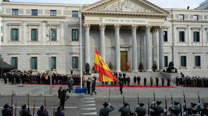 Soldados y personalidades durante el izado de bandera en la celebración del Día de la Constitución en el Congreso de los Diputados en Madrid