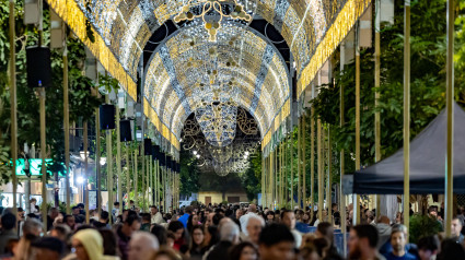 Centenares de personas asisten al encendido del alumbrado navideño de Melilla