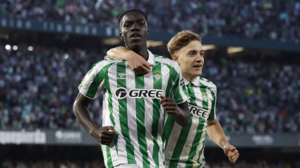 El delantero español del Betis Assane Diao celebra con su compañero Jesús Rodríguez su gol