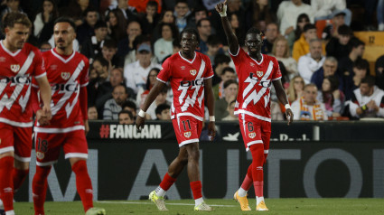 VALENCIA, 07/12/2024.- El centrocampista senegalés del Rayo Vallecano Pathé Ciss (d) celebra el primer gol del equipo madrileño, durante el partido de la jornada 19 de LaLiga que Valencia CF y Rayo Vallecano disputan este sábado en el estadio de Mestalla. EFE/Manuel Bruque