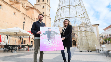 Los concejales de Juventud y Festejos de Lorca con el cartel del programa Navidad Joven