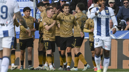 Brais Mendez celebra con sus compañeros su gol