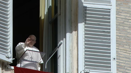 Francisco se asoma al balcón de la Basílica de San Pedro para rezar el ángelus