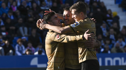 LEGANÉS (MADRID), 08/12/2024.- El delantero de la Real Sociedad Mikel Oyarzabal (c) celebra con sus compañeros tras marcar el 0-3 durante el partido de LaLiga entre el Leganés y la Real Sociedad, este domingo, en el estadio Municipal de Butarque. EFE/ Fernando Villar