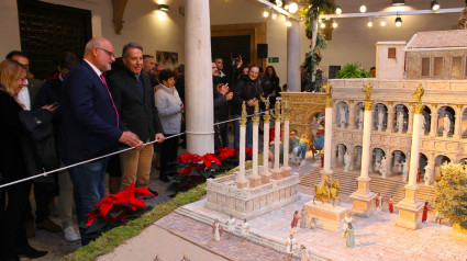 El presidente de los belenistas muestra al alcalde las novedades del belén municipal de esta Navidad