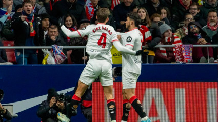 Isaac Romero celebra el 1-2 que marcó para el Sevilla en el Estadio Metropolitano