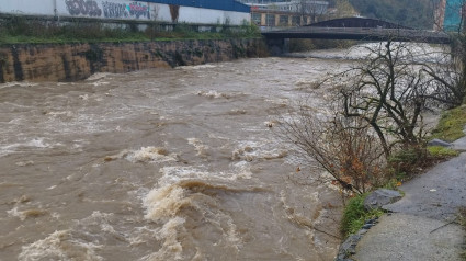 Río Deba, en Gipuzkoa, a punto de desbordarse