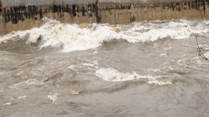 El río Deba en Elgoibar, crecido por el temporal