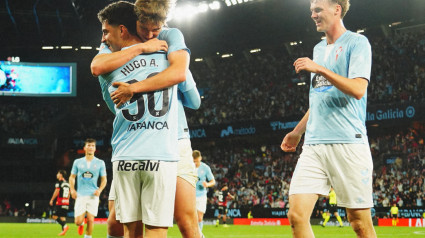 Hugo Álvarez y Fer López celebran junto a Swedberg el primer gol ante el Mallorca