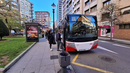 Un viajero de EMTUSA se sube a un autobús urbano de Gijón