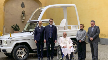 El papa Francisco recibió este miércoles en el Vaticano un papamóvil completamente eléctrico, el primero de este tipo que tendrá un pontífice, fabricado y entregado por la empresa automovilística alemana Mercedes