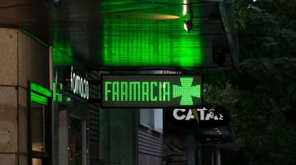 Madrid, España; 19 de septiembre de 2020: Letrero luminoso a la entrada de una farmacia