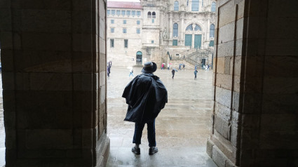 Imagen de un peregrino en una día lluvioso en Santiago