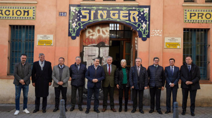 Las autoridades posan ante el antiguo edificio Singer en la presentación del nuevo proyecto