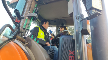 Herrera en COPE se sube al tractor de Gonzalo en plena movilización por las calles de Valladolid