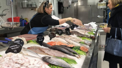 Parada de pescado en un mercado