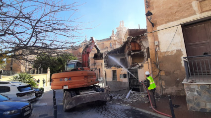 Derribo de una de las viviendas adosadas al edificio histórico de la cárcel de Lorca