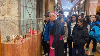 El Obispo de Ourense, Monseñor Leonardo Lemos, enseña a los jóvenes los Belenes del Mundo