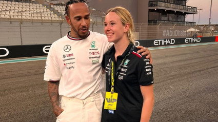 La piloto Luna Fluxá tras ganar el Campeones del futuro junto al piloto Lewis Hamilton