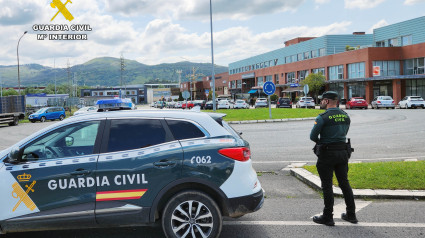 Guardia Civil vigilando en un polígono