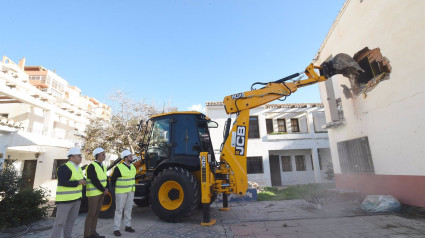 El presidente de la Diputación de Granada, Francis Rodríguez, el diputado de Obras Públicas, José Ramón Jiménez, y el alcalde de Almuñécar, Juan José Ruiz Joya, en la demolición del antiguo complejo Turismo Tropical