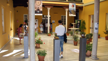 Turistas en el Patronato Provincial de Turismo de Granada