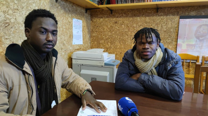 Amadou y Moustapha llevan en Santiago desde el verano