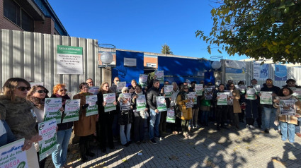 Concentración ante las puertas de un instituto en Mérida